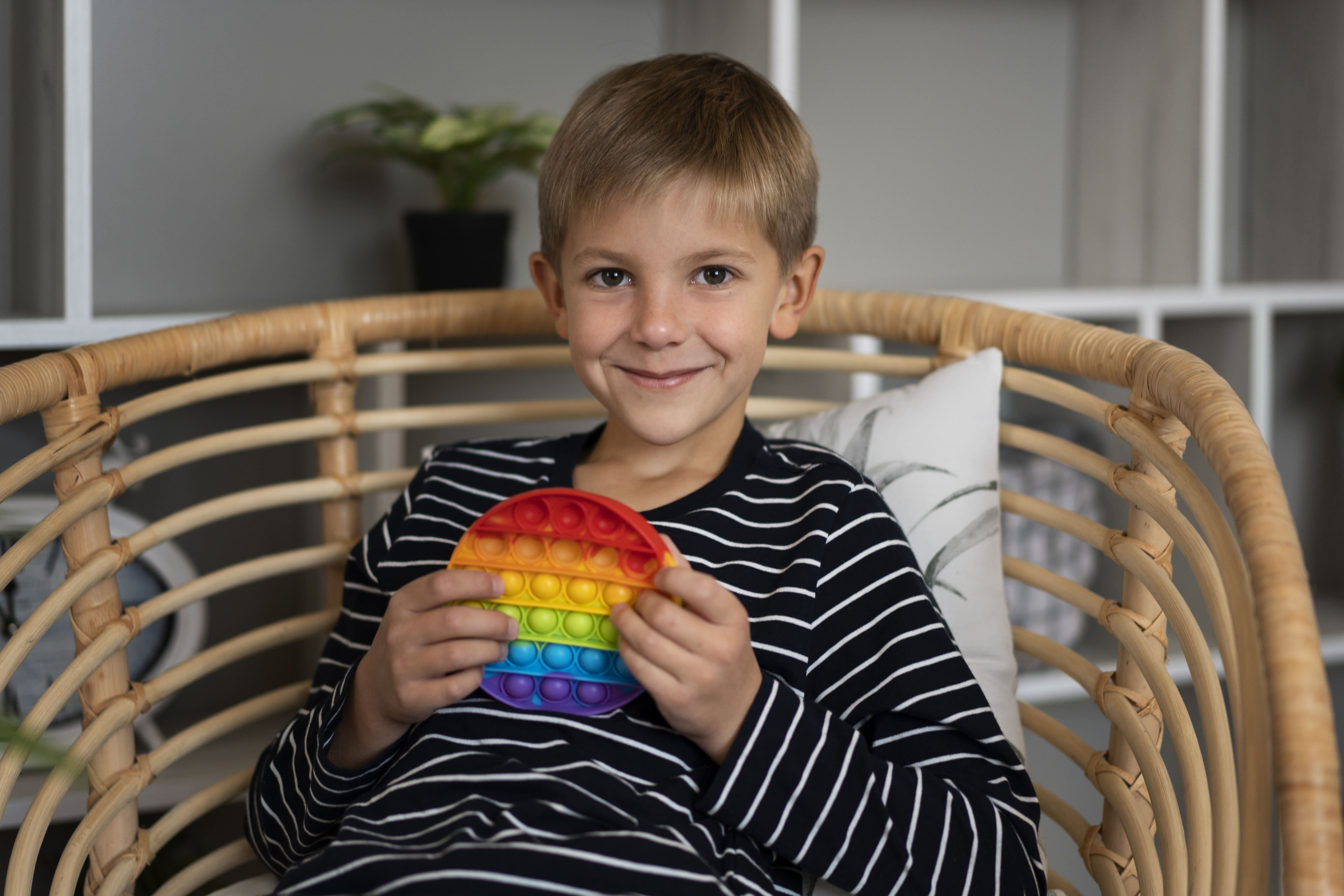 close-up-crian&ccedil;a brincando com brinquedo pop-it _1_